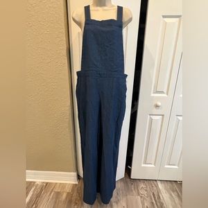 Lightweight overalls, button closure button does adjust to two lengths on straps